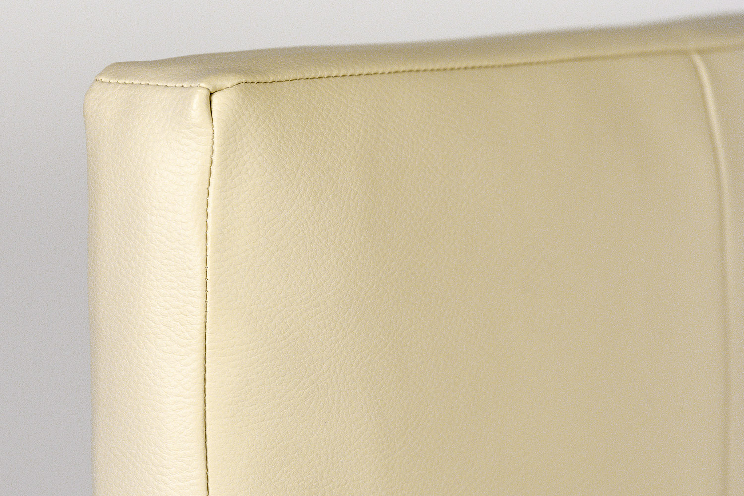 <h3>Dettaglio bordo con lavorazione a fascetta perimetrale.</h3>